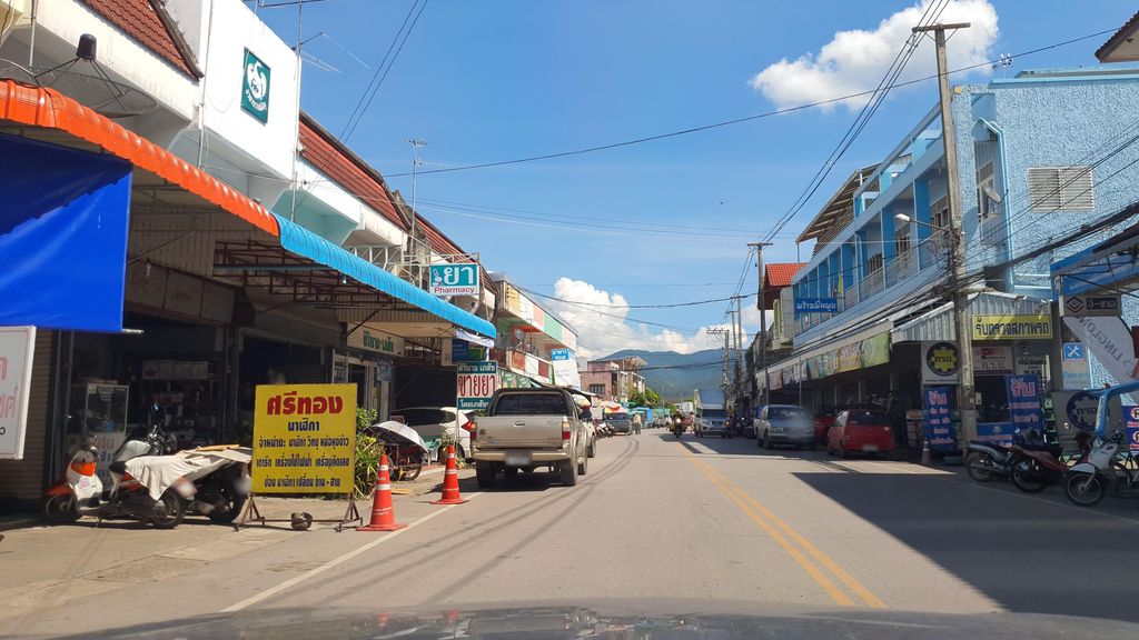 ภาพถนนตรงที่ ร้านนภาพรสังฆภัณฑ์ ตั้งอยู่ ถ่ายโดย jrcarlsen พ.ศ. 2564 (2021) · A street-level view of where ร้านนภาพรสังฆภัณฑ์ · Ran Napha Phon Sangkhaphan stands, by jrcarlsen in 2564 (2021)