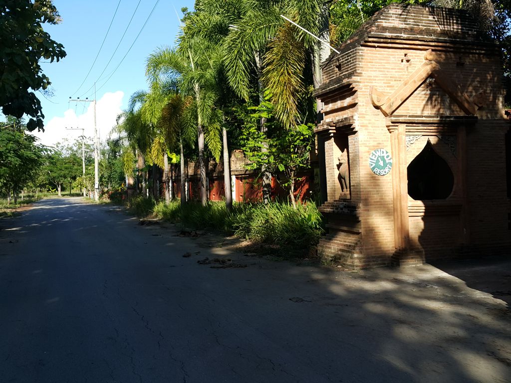 ภาพถนนตรงที่ Viewdoi Art and Resort ตั้งอยู่ ถ่ายโดย jrcarlsen พ.ศ. 2558 (2015) · A street-level view of where Viewdoi Art and Resort stands, by jrcarlsen in 2558 (2015)