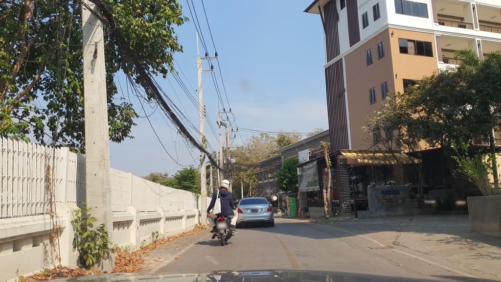 ภาพถนนตรงที่ Eden Chiang Mai ตั้งอยู่ ถ่ายโดย jrcarlsen พ.ศ. 2565 (2022) · A street-level view of where Eden Chiang Mai stands, by jrcarlsen in 2565 (2022)