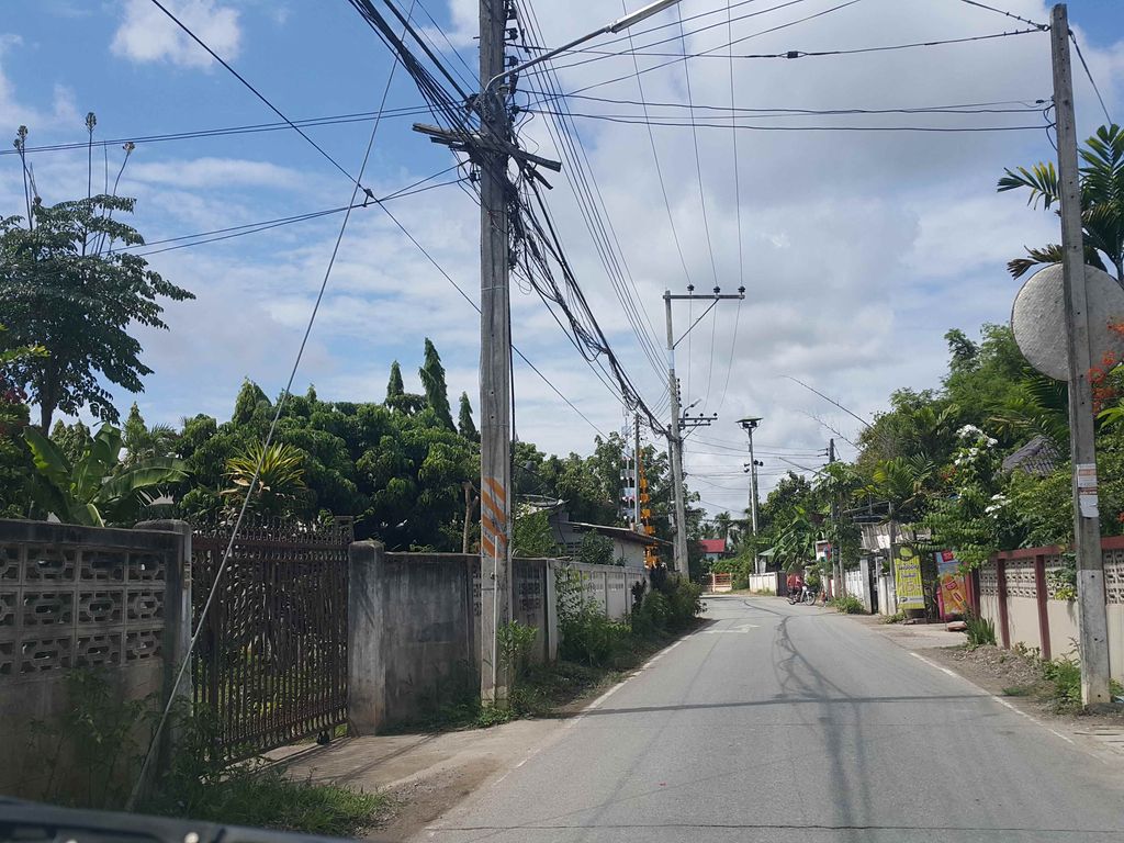 ภาพถนนตรงที่ เฮือนซอมพอ ตั้งอยู่ ถ่ายโดย jrcarlsen พ.ศ. 2558 (2015) · A street-level view of where เฮือนซอมพอ · Hueansompho stands, by jrcarlsen in 2558 (2015)