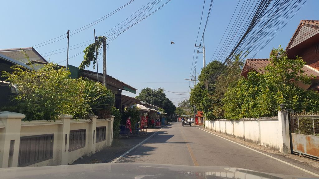 ภาพถนนตรงที่ ร้านกุ๊ยลาบ ตั้งอยู่ ถ่ายโดย jrcarlsen พ.ศ. 2566 (2023) · A street-level view of where ร้านกุ๊ยลาบ · Ran Kui Lap stands, by jrcarlsen in 2566 (2023)