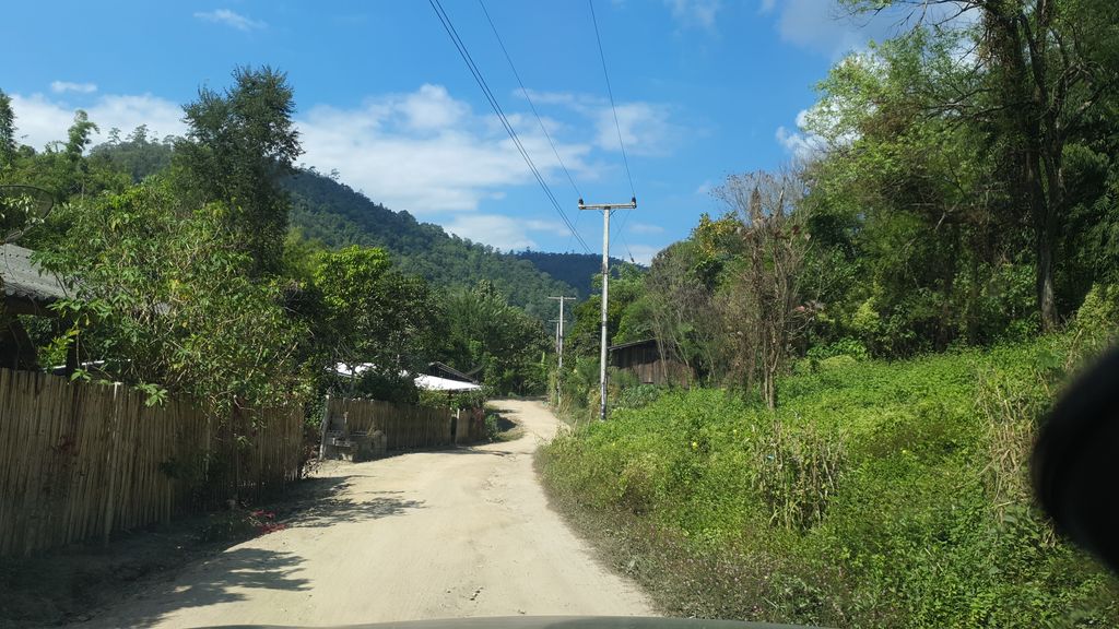 ภาพถนนตรงที่ Yazama Homestay ตั้งอยู่ ถ่ายโดย jrcarlsen พ.ศ. 2562 (2019) · A street-level view of where Yazama Homestay stands, by jrcarlsen in 2562 (2019)