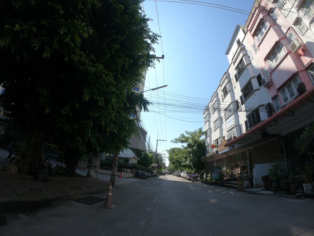 ภาพถนนตรงที่ Dragonfly Recording Studios ตั้งอยู่ ถ่ายโดย chanuwath_grab พ.ศ. 2562 (2019) · A street-level view of where Dragonfly Recording Studios stands, by chanuwath_grab in 2562 (2019)