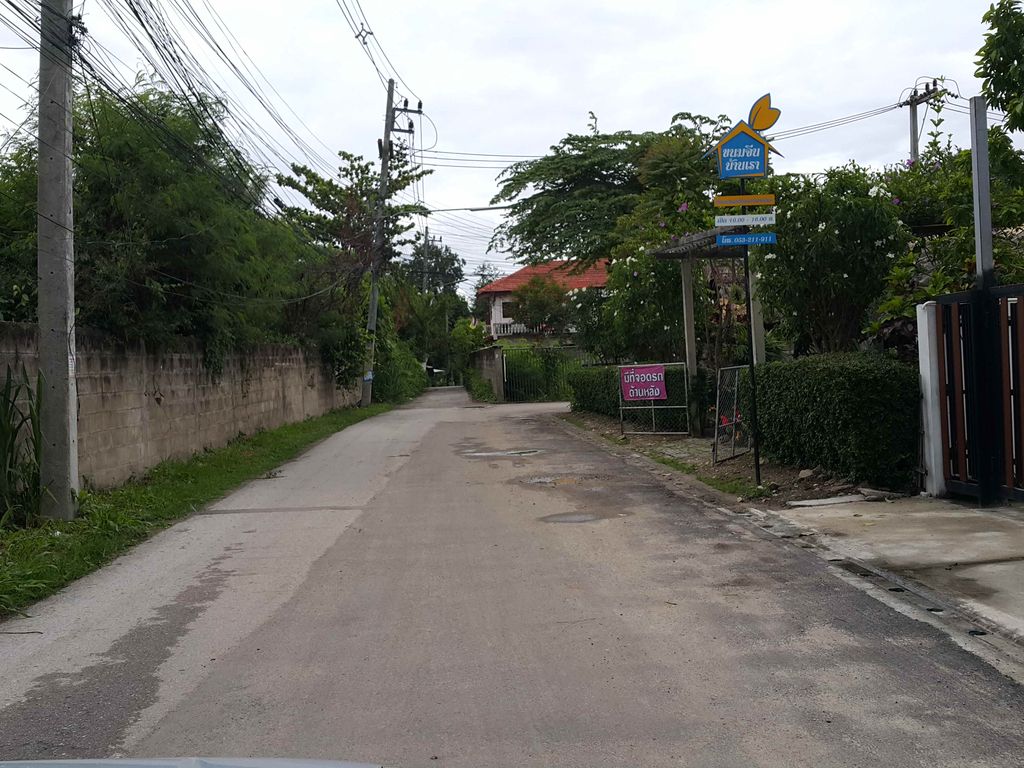 ภาพถนนตรงที่ ร้านอารีย์ บะหมี่เกี๊ยว - ต้มเลือดหมู ตั้งอยู่ ถ่ายโดย jrcarlsen พ.ศ. 2558 (2015) · A street-level view of where ร้านอารีย์ บะหมี่เกี๊ยว - ต้มเลือดหมู · Ran Ari Bamikiao - Tomlueatmu stands, by jrcarlsen in 2558 (2015)