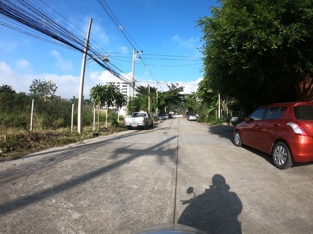 ภาพถนนตรงที่ Kreet Studio ตั้งอยู่ ถ่ายโดย chanuwath_grab พ.ศ. 2562 (2019) · A street-level view of where Kreet Studio stands, by chanuwath_grab in 2562 (2019)