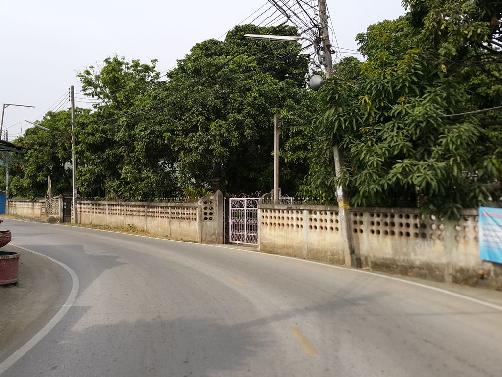 ภาพถนนตรงที่ พี่หมีชามุก ตั้งอยู่ ถ่ายโดย jrcarlsen พ.ศ. 2557 (2014) · A street-level view of where พี่หมีชามุก · Phimichamuk stands, by jrcarlsen in 2557 (2014)