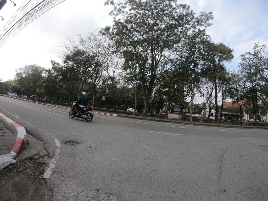ภาพถนนตรงที่ ส้มมะพาเที่ยว เที่ยวไปเรื่อย ตั้งอยู่ ถ่ายโดย chanuwath_grab พ.ศ. 2562 (2019) · A street-level view of where ส้มมะพาเที่ยว เที่ยวไปเรื่อย · Som Ma Pha Thiao Thiao Pai Rueai stands, by chanuwath_grab in 2562 (2019)