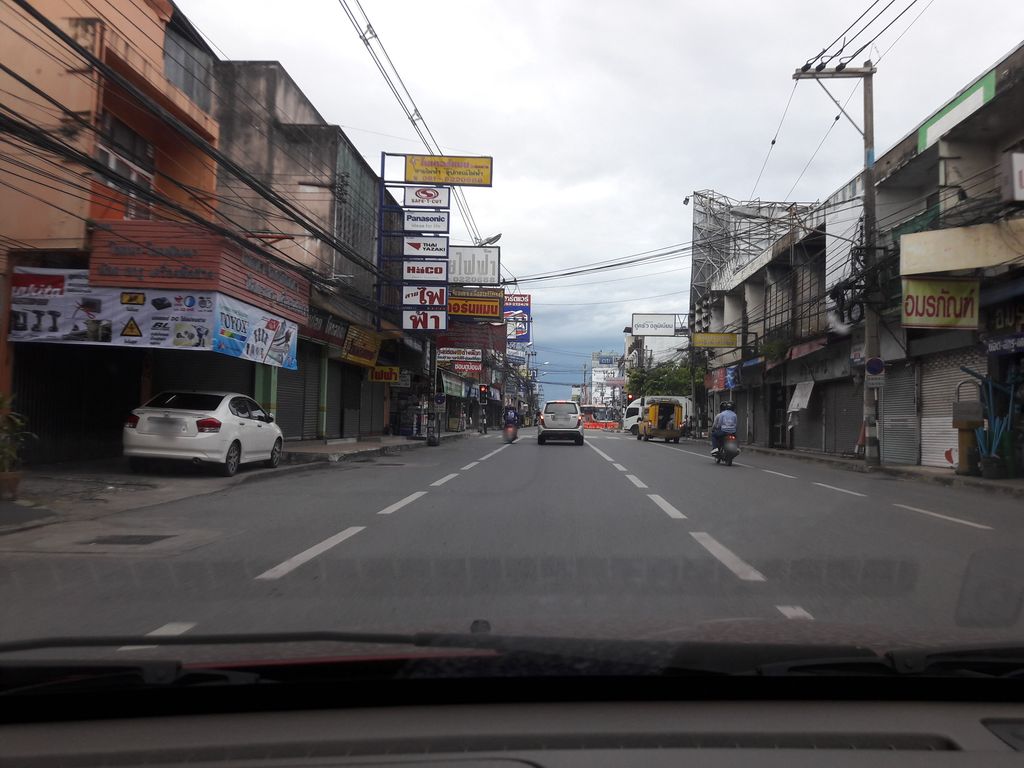 ภาพถนนตรงที่ ทรงนิยม ตัดผมชาย ตั้งอยู่ ถ่ายโดย ratchaphat พ.ศ. 2561 (2018) · A street-level view of where ทรงนิยม ตัดผมชาย · Songniima Tatphomchai stands, by ratchaphat in 2561 (2018)