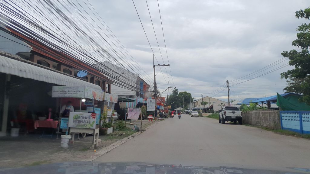 ภาพถนนตรงที่ กินข้าวกินแกง Gin Khao Gin Gang ตั้งอยู่ ถ่ายโดย jrcarlsen พ.ศ. 2564 (2021) · A street-level view of where กินข้าวกินแกง Gin Khao Gin Gang stands, by jrcarlsen in 2564 (2021)