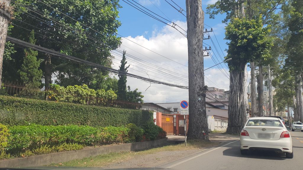 ภาพถนนตรงที่ หมอมวลชน หนองหอย ตั้งอยู่ ถ่ายโดย jrcarlsen พ.ศ. 2565 (2022) · A street-level view of where หมอมวลชน หนองหอย · Mo Muanchon Nong Hoi stands, by jrcarlsen in 2565 (2022)