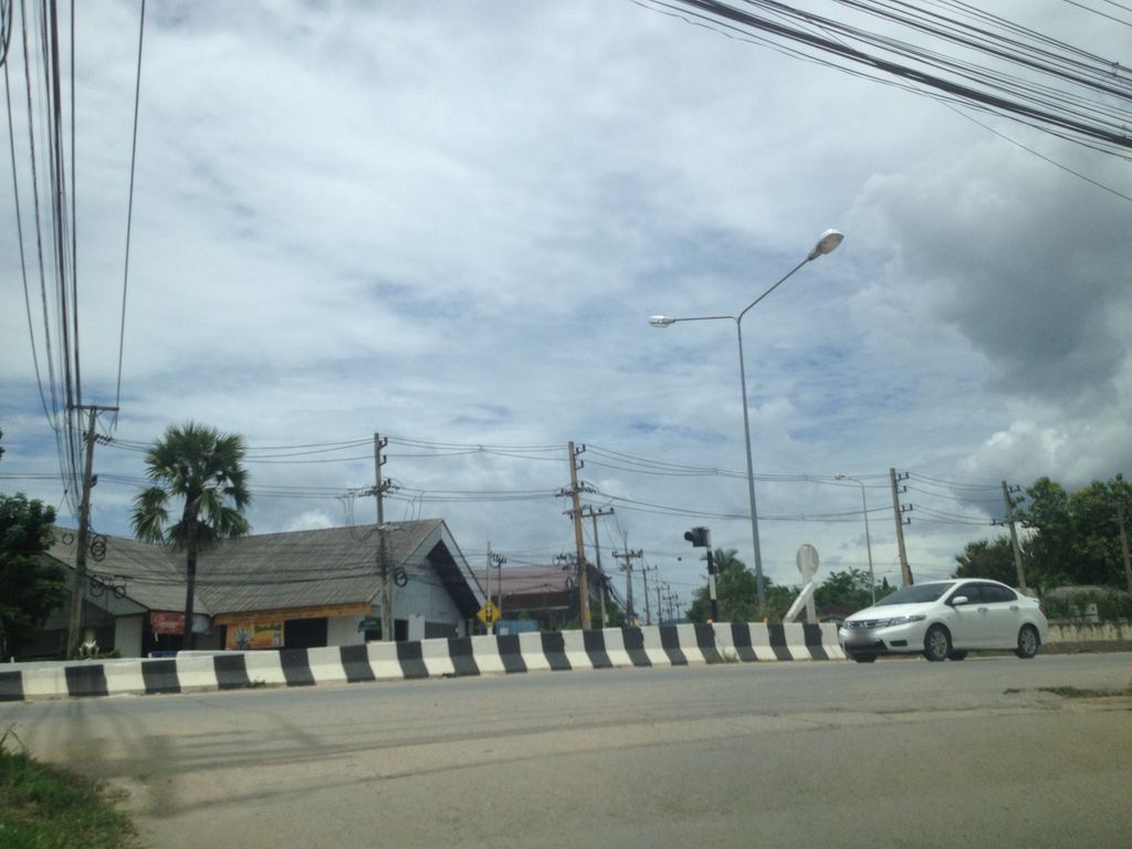 ภาพถนนตรงที่ ร้าน ป.การยาง By ประเทือง ตั้งอยู่ ถ่ายโดย jimwatana พ.ศ. 2558 (2015) · A street-level view of where ร้าน ป.การยาง By ประเทือง · Ran Pa.kanyang By Pra Thueang stands, by jimwatana in 2558 (2015)