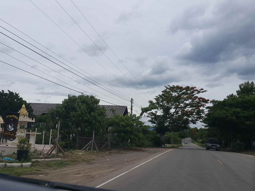 ภาพถนนตรงที่ บ้านไร่ลัดดา ตั้งอยู่ ถ่ายโดย jrcarlsen พ.ศ. 2558 (2015) · A street-level view of where บ้านไร่ลัดดา · Ban Rai Latda stands, by jrcarlsen in 2558 (2015)