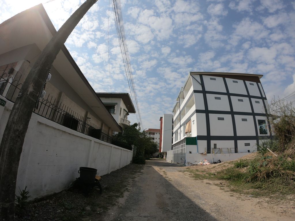 ภาพถนนตรงที่ บ้านคุณนิด ตั้งอยู่ ถ่ายโดย chanuwath_grab พ.ศ. 2562 (2019) · A street-level view of where บ้านคุณนิด · Ban Khun Nit stands, by chanuwath_grab in 2562 (2019)