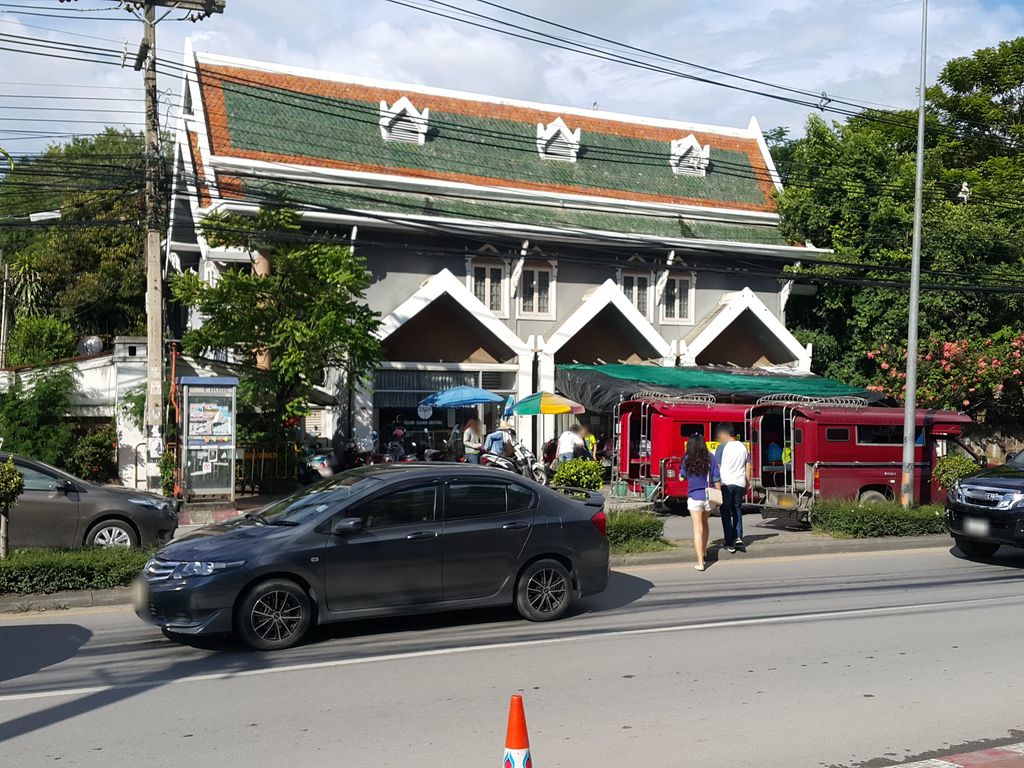 ภาพถนนตรงที่ คาเฟ่ อเมซอน สาขา คณะแพทยศาสตร์ มช. ตั้งอยู่ ถ่ายโดย jrcarlsen พ.ศ. 2558 (2015) · A street-level view of where คาเฟ่ อเมซอน สาขา คณะแพทยศาสตร์ มช. · Café Amazon Sakha Khana Phaetyasat Mot. stands, by jrcarlsen in 2558 (2015)