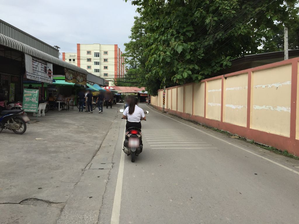 ภาพถนนตรงที่ ชารัญจวน ตั้งอยู่ ถ่ายโดย alvinsj พ.ศ. 2560 (2017) · A street-level view of where ชารัญจวน · Charanchuan stands, by alvinsj in 2560 (2017)
