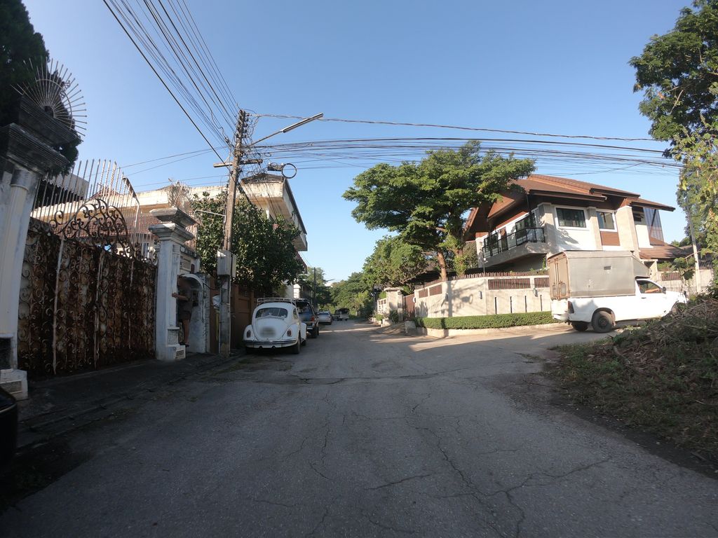 ภาพถนนตรงที่ Dang2athome ตั้งอยู่ ถ่ายโดย chanuwath_grab พ.ศ. 2562 (2019) · A street-level view of where Dang2athome stands, by chanuwath_grab in 2562 (2019)