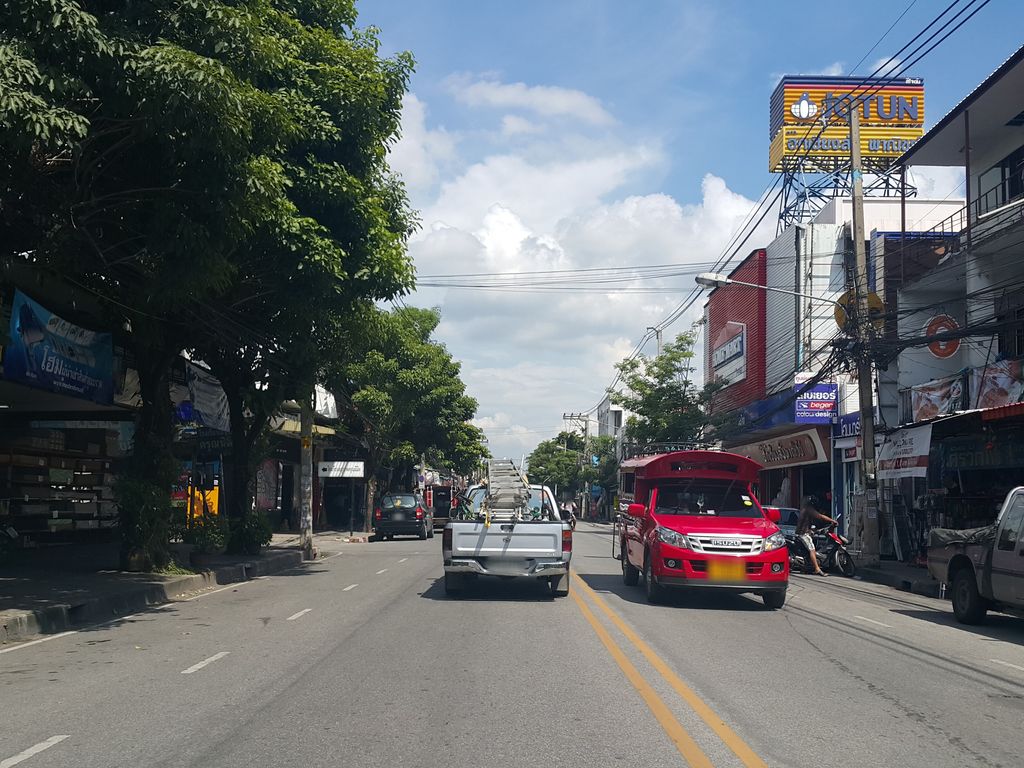ภาพถนนตรงที่ โรงเรียนเทศบาลวัดพวกช้าง ตั้งอยู่ ถ่ายโดย jrcarlsen พ.ศ. 2558 (2015) · A street-level view of where โรงเรียนเทศบาลวัดพวกช้าง · Thetsaban Wat Phuakchang School stands, by jrcarlsen in 2558 (2015)