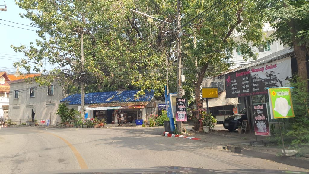 ภาพถนนตรงที่ Golden Sun Tattoo Temple ตั้งอยู่ ถ่ายโดย jrcarlsen พ.ศ. 2565 (2022) · A street-level view of where Golden Sun Tattoo Temple stands, by jrcarlsen in 2565 (2022)