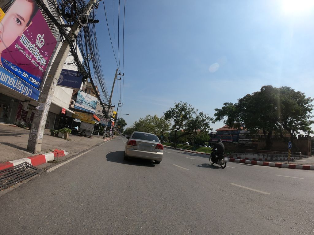 ภาพถนนตรงที่ แสงทองนาฬิกาเชียงใหม่ ตั้งอยู่ ถ่ายโดย chanuwath_grab พ.ศ. 2562 (2019) · A street-level view of where แสงทองนาฬิกาเชียงใหม่ · Saeng Thong Nalika Chiang Mai stands, by chanuwath_grab in 2562 (2019)