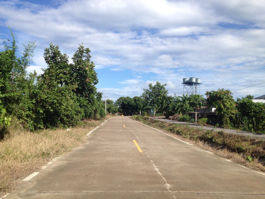 ภาพถนนตรงที่ สเต็กบ้านแม่อ้อย ตั้งอยู่ ถ่ายโดย jimwatana พ.ศ. 2558 (2015) · A street-level view of where สเต็กบ้านแม่อ้อย · Steak Ban Mae Oi stands, by jimwatana in 2558 (2015)