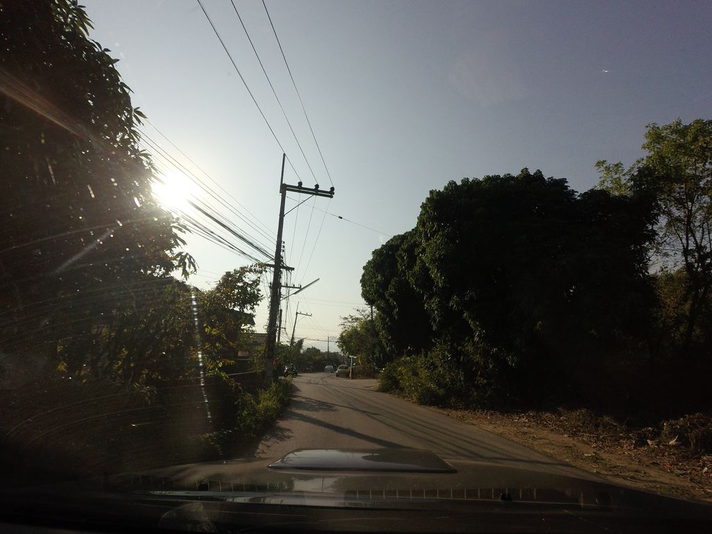 ภาพถนนตรงที่ บ้านคุณยาย แม่ริม ตั้งอยู่ ถ่ายโดย mishari พ.ศ. 2559 (2016) · A street-level view of where บ้านคุณยาย แม่ริม · Ban Khunyai Mae Rim stands, by mishari in 2559 (2016)