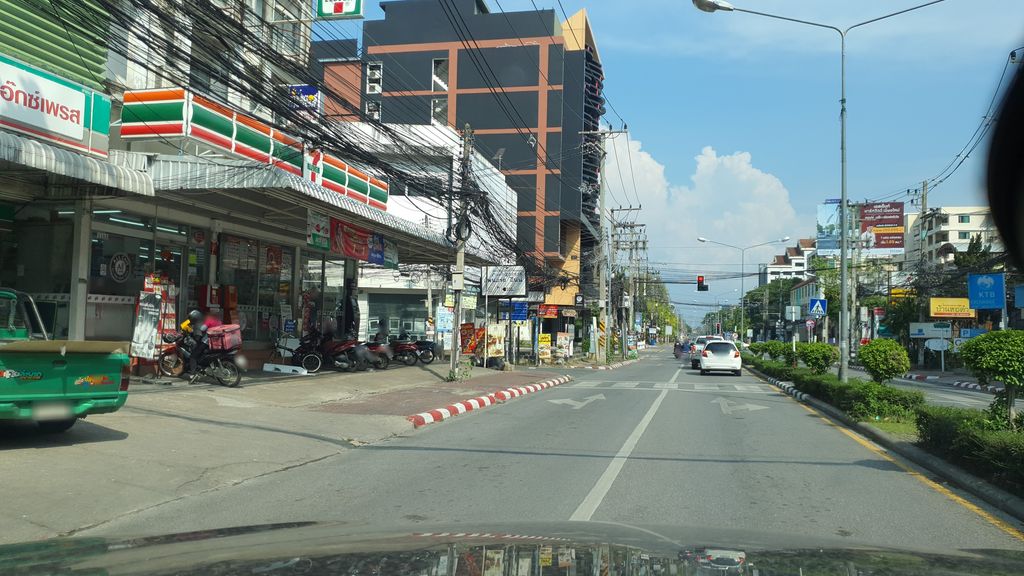 ภาพถนนตรงที่ โรงเรียนเสริมสวยประเสริฐศักดิ์ & คัทลียา เชียงใหม่ ตั้งอยู่ ถ่ายโดย jrcarlsen พ.ศ. 2564 (2021) · A street-level view of where โรงเรียนเสริมสวยประเสริฐศักดิ์ & คัทลียา เชียงใหม่ · Soemsuai Prasoet Sak & Cattleya Chiang Mai School stands, by jrcarlsen in 2564 (2021)