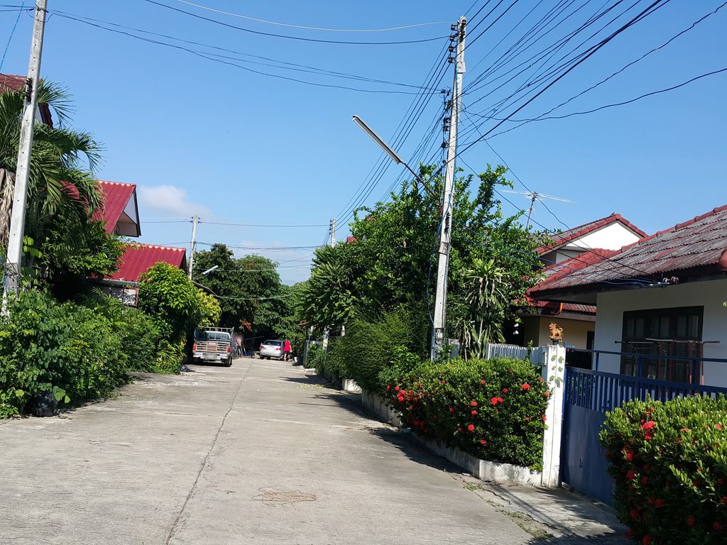 ภาพถนนตรงที่ ร้านก๋วยเตี๋ยวเนื้อสันกำแพง ตั้งอยู่ ถ่ายโดย jrcarlsen พ.ศ. 2558 (2015) · A street-level view of where ร้านก๋วยเตี๋ยวเนื้อสันกำแพง · Ran Kuai Tiaonuea San Kamphaeng stands, by jrcarlsen in 2558 (2015)