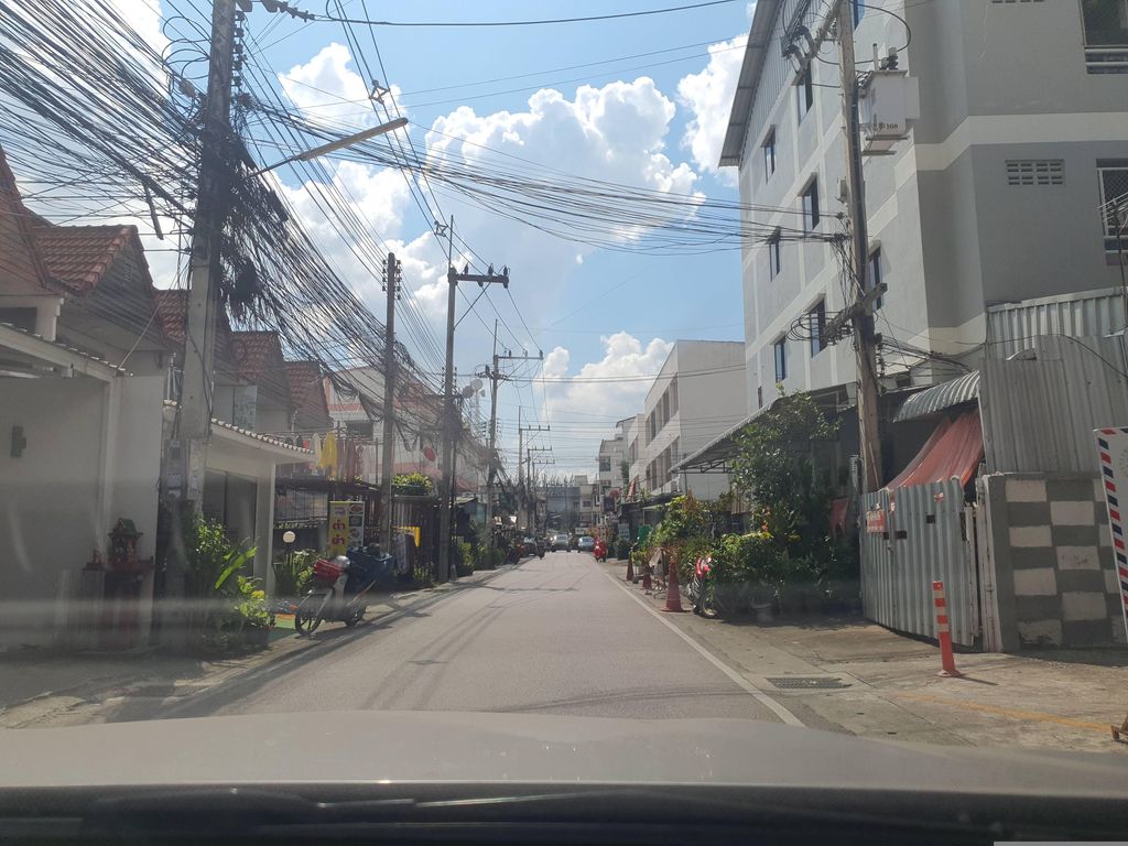 ภาพถนนตรงที่ City Pop 80's Cafe ตั้งอยู่ ถ่ายโดย jrcarlsen พ.ศ. 2566 (2023) · A street-level view of where City Pop 80's Cafe stands, by jrcarlsen in 2566 (2023)