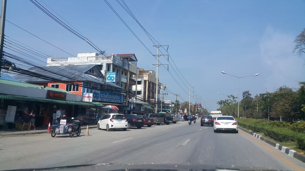ภาพถนนตรงที่ ป้าลิ ข้าวเหนียวมะม่วง ตั้งอยู่ ถ่ายโดย jrcarlsen พ.ศ. 2562 (2019) · A street-level view of where ป้าลิ ข้าวเหนียวมะม่วง · Pali Khaoniao Mamuang stands, by jrcarlsen in 2562 (2019)