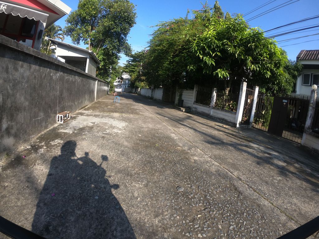 ภาพถนนตรงที่ Meo Cafe’ ตั้งอยู่ ถ่ายโดย chanuwath_grab พ.ศ. 2562 (2019) · A street-level view of where Meo Cafe’ stands, by chanuwath_grab in 2562 (2019)