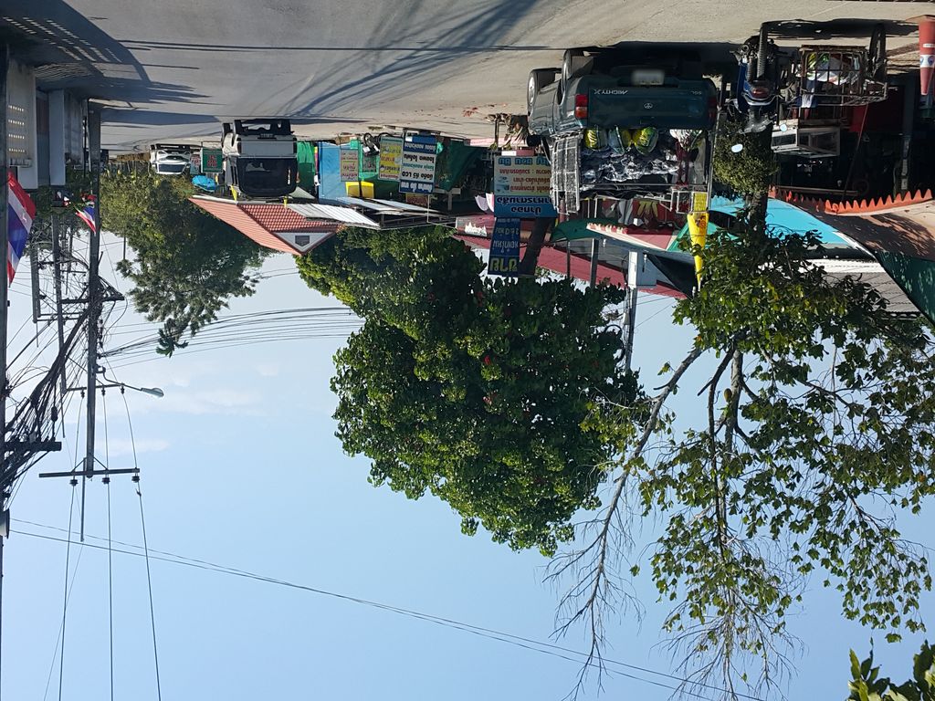 ภาพถนนตรงที่ หอพักเฮือนแก้ว ตั้งอยู่ ถ่ายโดย jrcarlsen พ.ศ. 2558 (2015) · A street-level view of where หอพักเฮือนแก้ว · Hueankwae Dormitory stands, by jrcarlsen in 2558 (2015)