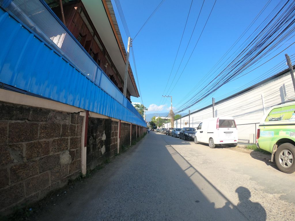 ภาพถนนตรงที่ เสริมสวยญิงญิง ตั้งอยู่ ถ่ายโดย chanuwath_grab พ.ศ. 2562 (2019) · A street-level view of where เสริมสวยญิงญิง · Soemsuai Yingying stands, by chanuwath_grab in 2562 (2019)