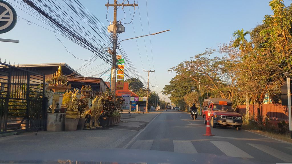 ภาพถนนตรงที่ VT Car ตั้งอยู่ ถ่ายโดย jrcarlsen พ.ศ. 2566 (2023) · A street-level view of where VT Car stands, by jrcarlsen in 2566 (2023)