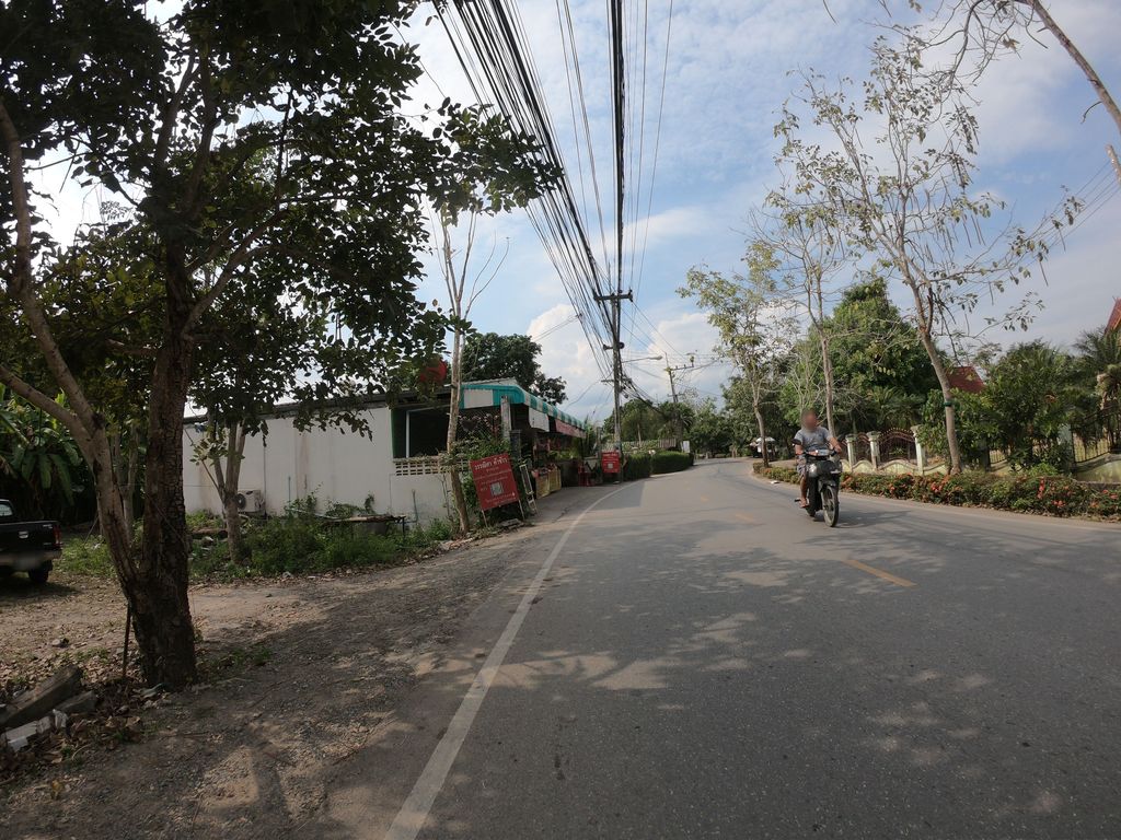 ภาพถนนตรงที่ วรรณิศา ค้าข้าว ตั้งอยู่ ถ่ายโดย chanuwath_grab พ.ศ. 2562 (2019) · A street-level view of where วรรณิศา ค้าข้าว · Wannisa Khakhao stands, by chanuwath_grab in 2562 (2019)