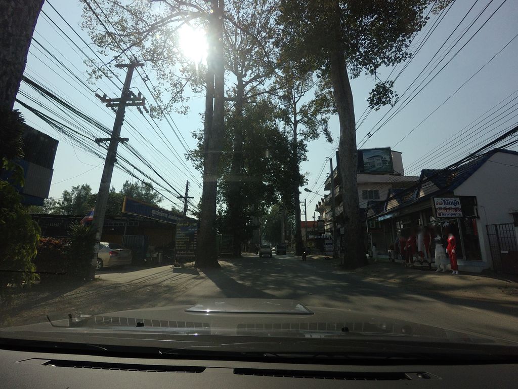 ภาพถนนตรงที่ ธนาคารทหารไทย ตั้งอยู่ ถ่ายโดย mishari พ.ศ. 2559 (2016) · A street-level view of where ธนาคารทหารไทย · Thahan Thai Bank stands, by mishari in 2559 (2016)