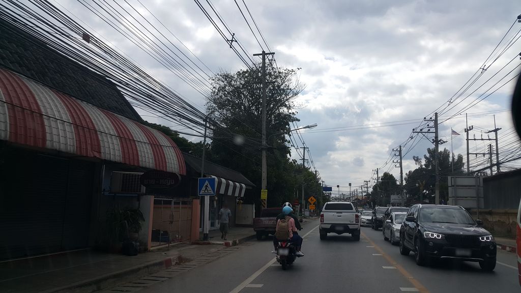 ภาพถนนตรงที่ อ้อมแฮร์ซาลอน ตั้งอยู่ ถ่ายโดย jrcarlsen พ.ศ. 2561 (2018) · A street-level view of where อ้อมแฮร์ซาลอน · Om Hair Salon stands, by jrcarlsen in 2561 (2018)