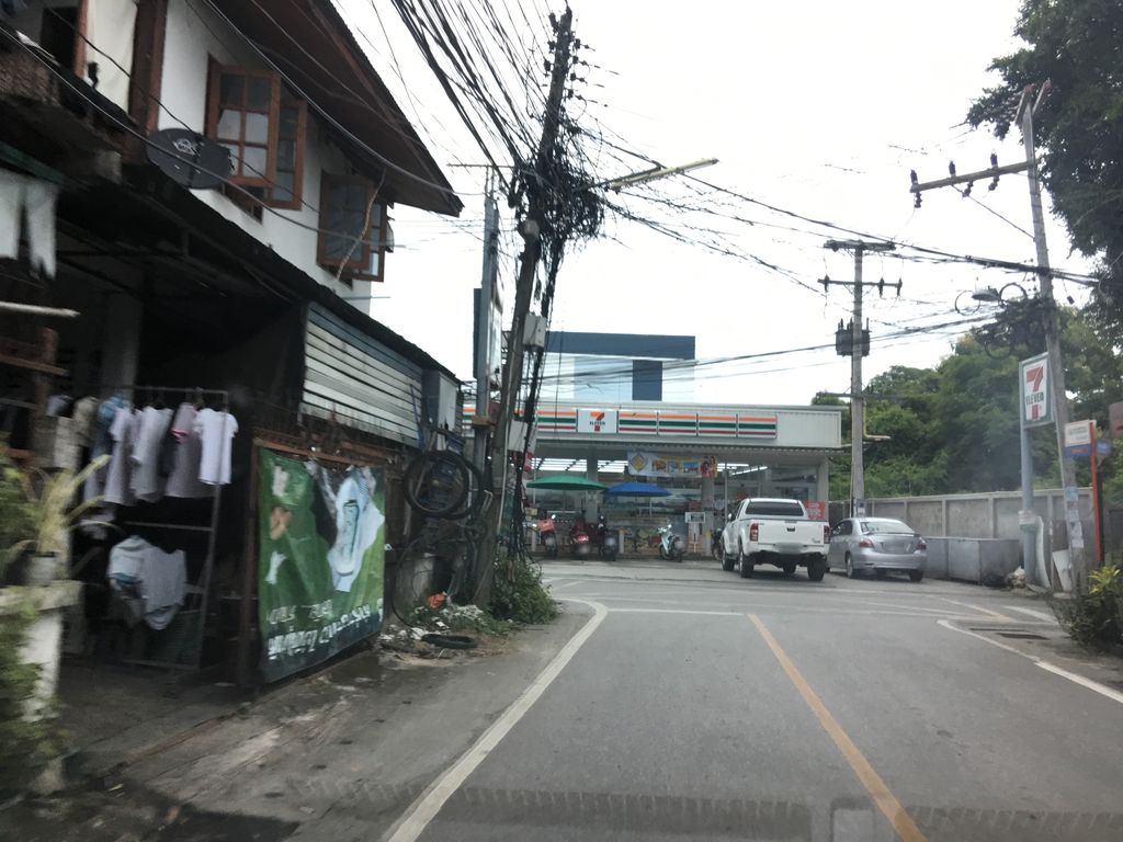 ภาพถนนตรงที่ Marincha Coffee&Tea ตั้งอยู่ ถ่ายโดย wapriz พ.ศ. 2561 (2018) · A street-level view of where Marincha Coffee&Tea stands, by wapriz in 2561 (2018)