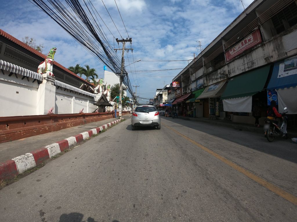 ภาพถนนตรงที่ ขาหมูเชียงใหม่ ตั้งอยู่ ถ่ายโดย chanuwath_grab พ.ศ. 2562 (2019) · A street-level view of where ขาหมูเชียงใหม่ · Khamu Chiang Mai stands, by chanuwath_grab in 2562 (2019)