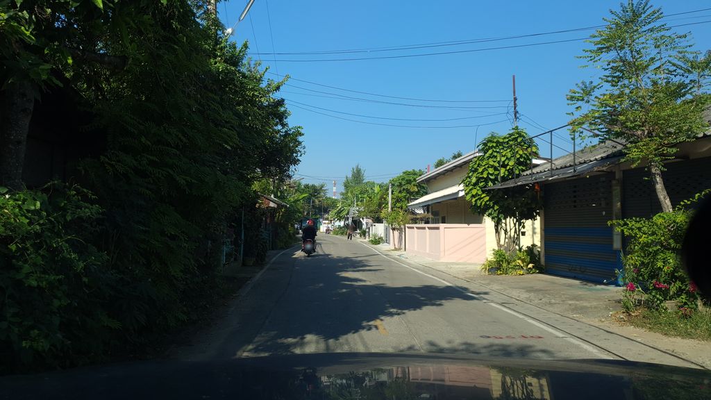 ภาพถนนตรงที่ โอ้วกะเพรา ตั้งอยู่ ถ่ายโดย jrcarlsen พ.ศ. 2562 (2019) · A street-level view of where โอ้วกะเพรา · Ookaphrao stands, by jrcarlsen in 2562 (2019)