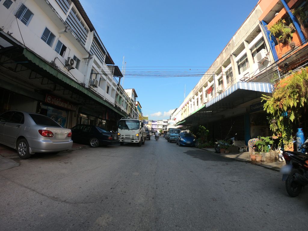 ภาพถนนตรงที่ เรือนแล้ว เรือนเล่า ตั้งอยู่ ถ่ายโดย chanuwath_grab พ.ศ. 2562 (2019) · A street-level view of where เรือนแล้ว เรือนเล่า · Rueanlaeo Rueanlao stands, by chanuwath_grab in 2562 (2019)