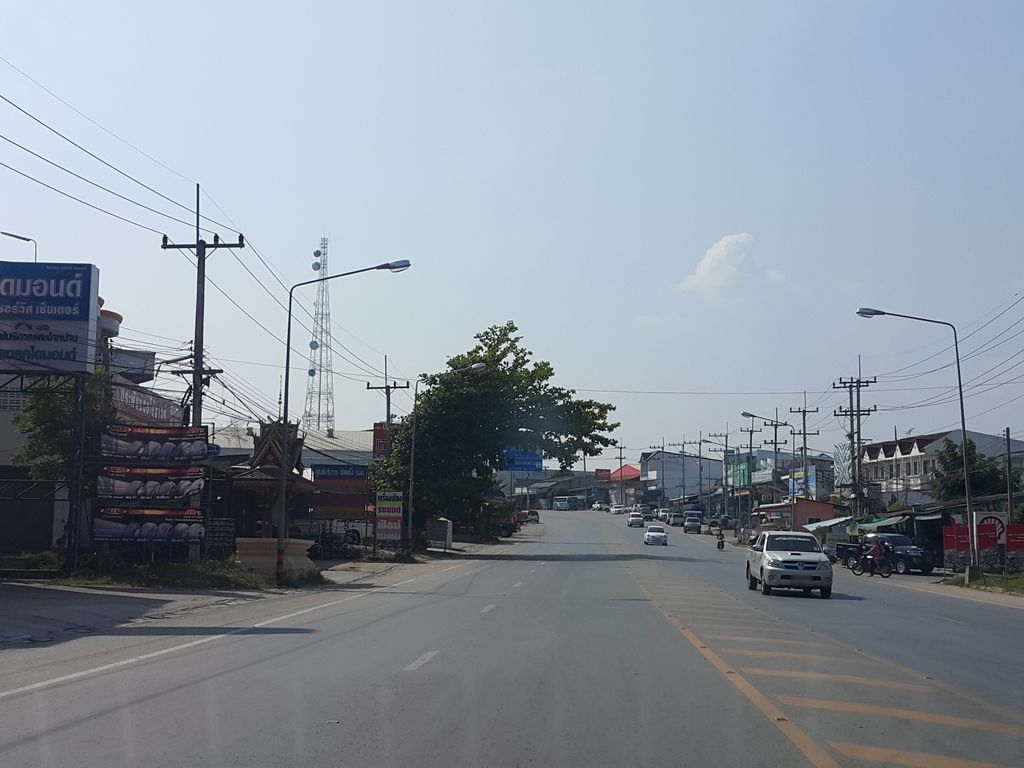 ภาพถนนตรงที่ ฮอดแซ่บ ตั้งอยู่ ถ่ายโดย jrcarlsen พ.ศ. 2558 (2015) · A street-level view of where ฮอดแซ่บ · Hot Saep stands, by jrcarlsen in 2558 (2015)