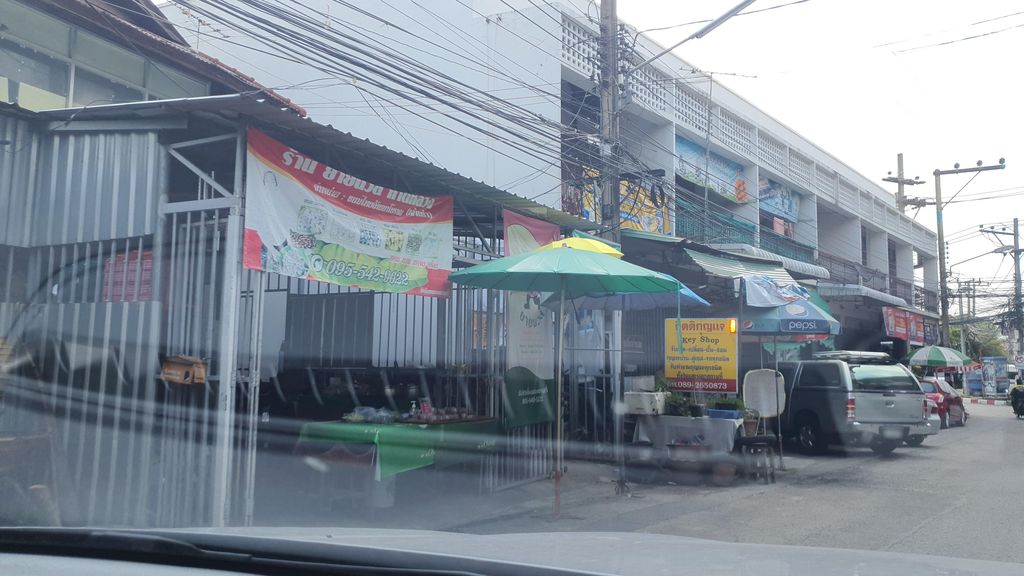 ภาพถนนตรงที่ ข้าวเหนียวสายใจ(เจ้าเก่า) ตั้งอยู่ ถ่ายโดย jrcarlsen พ.ศ. 2565 (2022) · A street-level view of where ข้าวเหนียวสายใจ(เจ้าเก่า) · Khaoniao Saichai(chaokao) stands, by jrcarlsen in 2565 (2022)