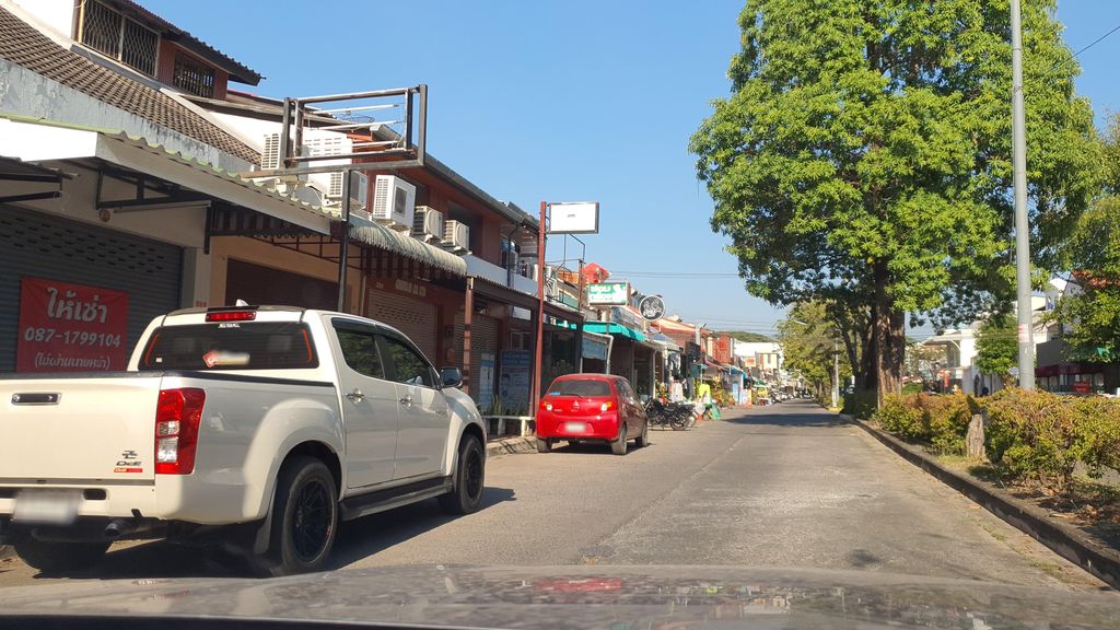 ภาพถนนตรงที่ Sweet De Skin ตั้งอยู่ ถ่ายโดย jrcarlsen พ.ศ. 2565 (2022) · A street-level view of where Sweet De Skin stands, by jrcarlsen in 2565 (2022)