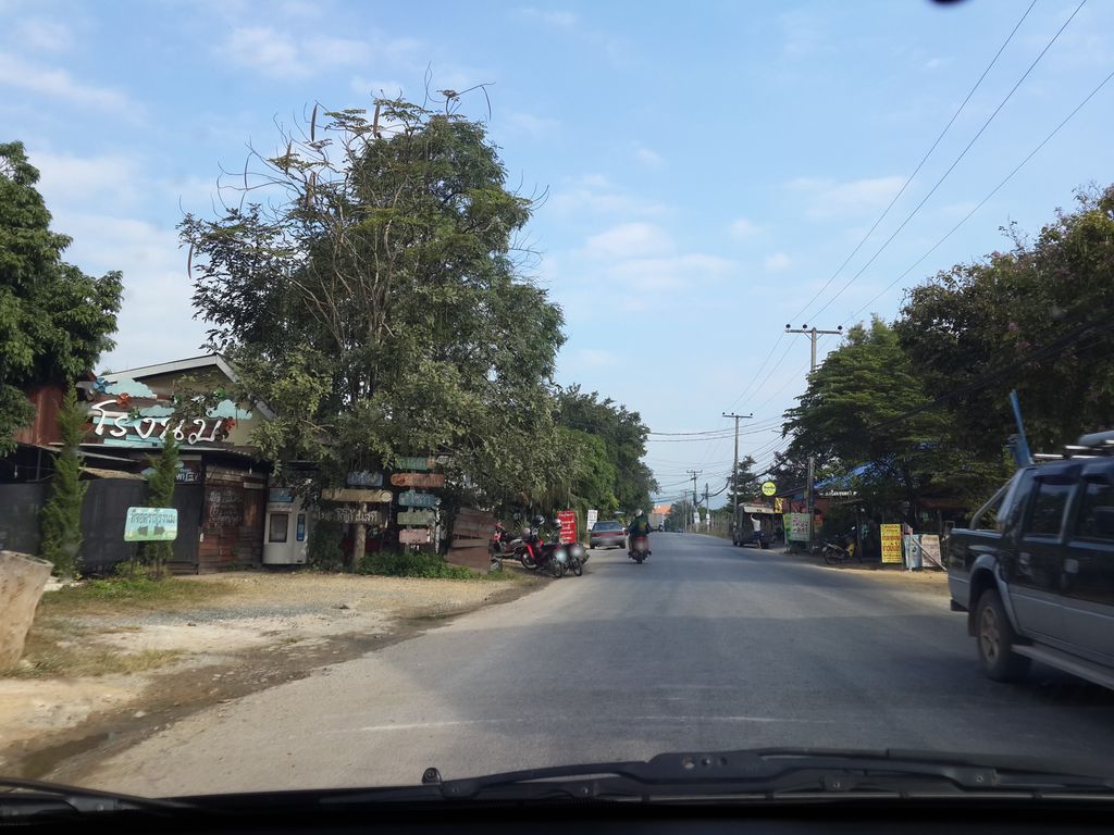 ภาพถนนตรงที่ ครัวบัณฑิตแม่โจ้ ตั้งอยู่ ถ่ายโดย mishari พ.ศ. 2557 (2014) · A street-level view of where ครัวบัณฑิตแม่โจ้ · Khrua Banthit Mae Jo stands, by mishari in 2557 (2014)