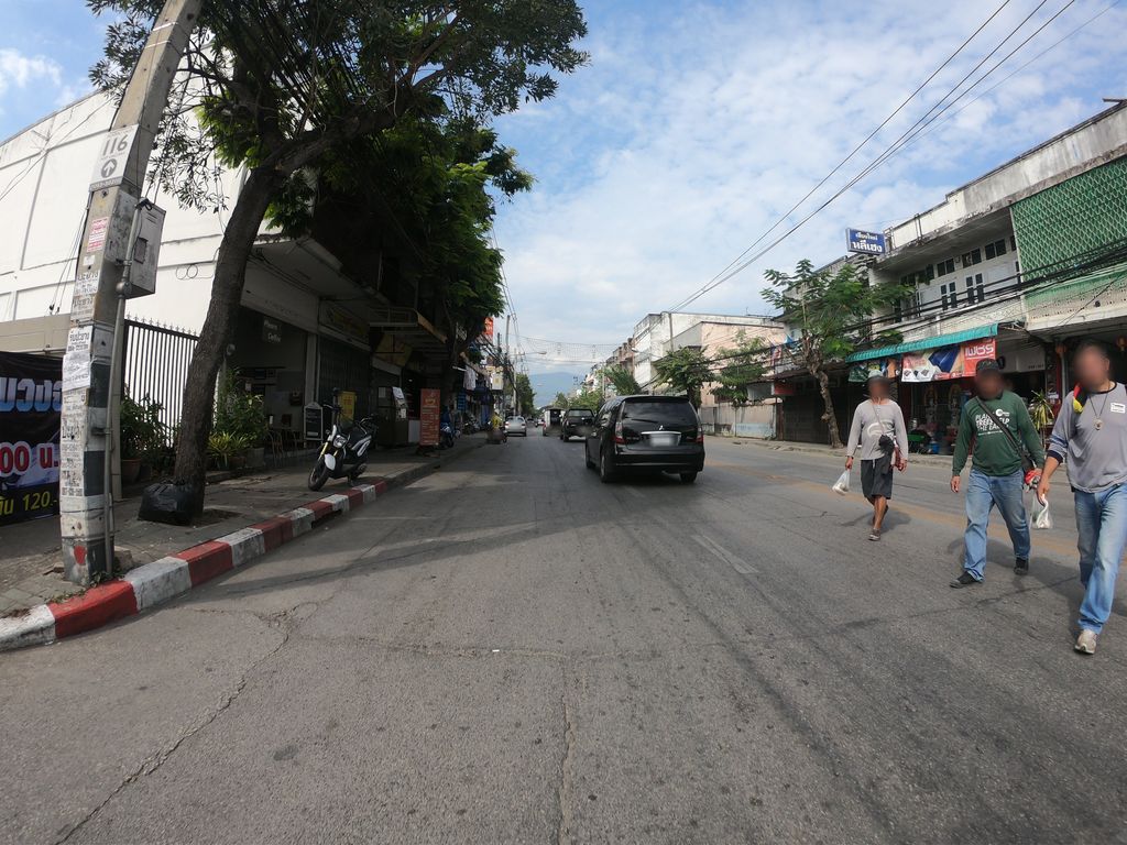 ภาพถนนตรงที่ F Cafe cnx ตั้งอยู่ ถ่ายโดย chanuwath_grab พ.ศ. 2562 (2019) · A street-level view of where F Cafe cnx stands, by chanuwath_grab in 2562 (2019)