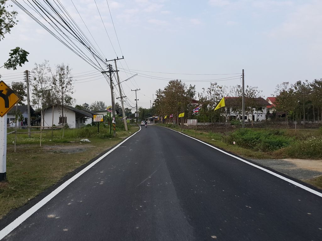 ภาพถนนตรงที่ ร้านตัดผมชาย ท่ารั้ว บาร์เบอร์ ตั้งอยู่ ถ่ายโดย jrcarlsen พ.ศ. 2558 (2015) · A street-level view of where ร้านตัดผมชาย ท่ารั้ว บาร์เบอร์ · Chai Tha Rua Barber Barber stands, by jrcarlsen in 2558 (2015)