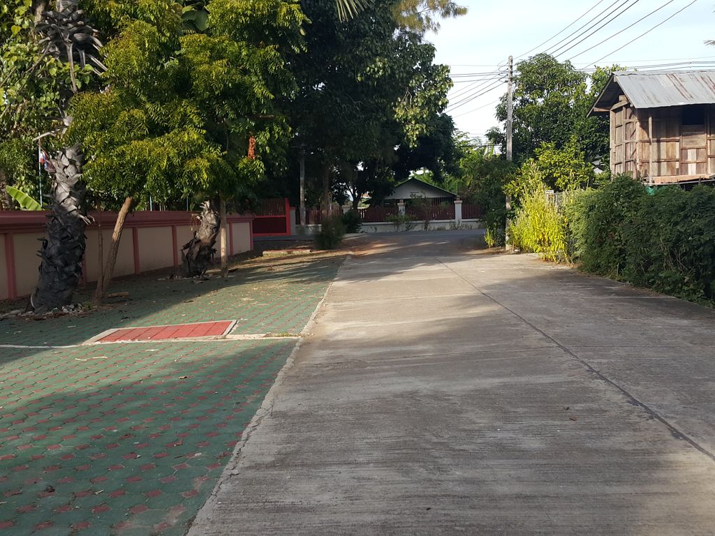 ภาพถนนตรงที่ วัดสันมะแปป ตั้งอยู่ ถ่ายโดย jrcarlsen พ.ศ. 2557 (2014) · A street-level view of where วัดสันมะแปป · Wat San Mapaep stands, by jrcarlsen in 2557 (2014)