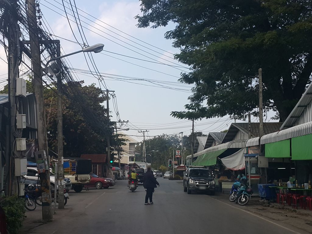 ภาพถนนตรงที่ BaiToey Resident ตั้งอยู่ ถ่ายโดย jrcarlsen พ.ศ. 2558 (2015) · A street-level view of where BaiToey Resident stands, by jrcarlsen in 2558 (2015)