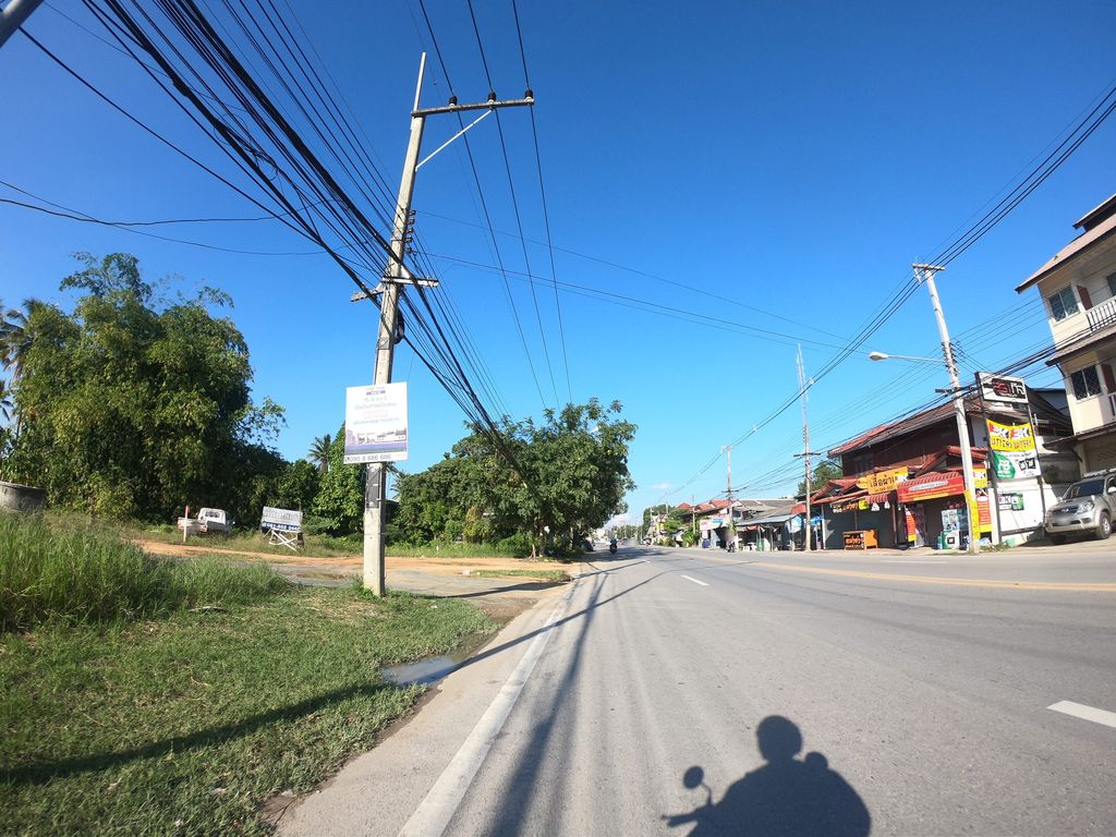 ภาพถนนตรงที่ Fitness world ตั้งอยู่ ถ่ายโดย chanuwath_grab พ.ศ. 2562 (2019) · A street-level view of where Fitness world stands, by chanuwath_grab in 2562 (2019)