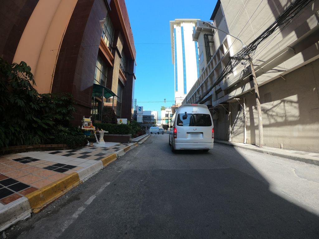ภาพถนนตรงที่ RCG ตั้งอยู่ ถ่ายโดย chanuwath_grab พ.ศ. 2562 (2019) · A street-level view of where RCG stands, by chanuwath_grab in 2562 (2019)